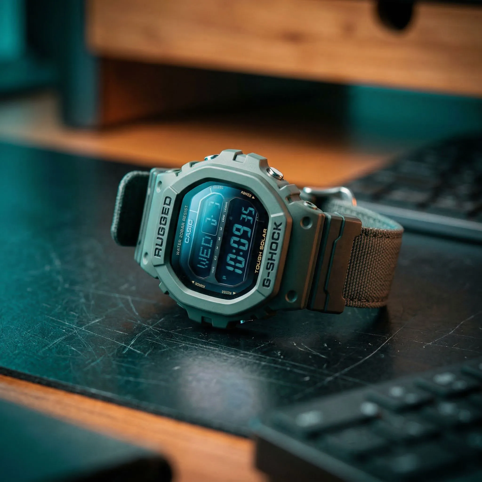Rugged wearable display device